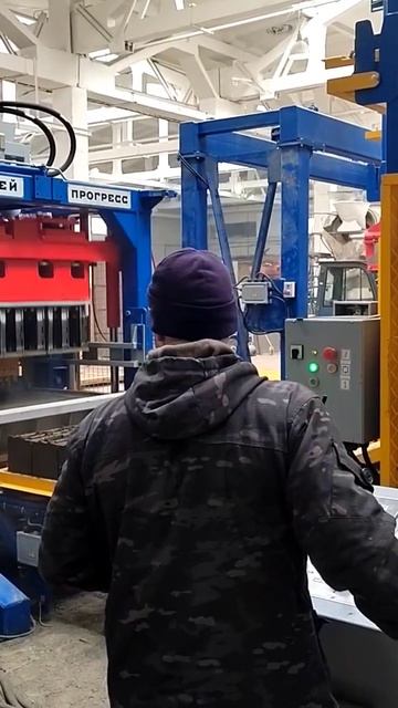 "Рифей-Прогресс" прессует стеновые блоки в автоматиче? смотреть онлайн