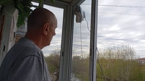Моем окно на балконе. Робот мойщик окон.