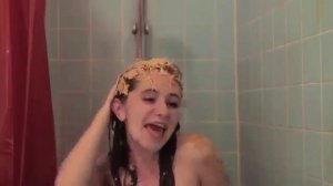 обкуренная девушка принимает душ