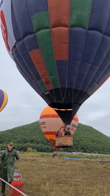 огромный воздушный шар готовится к полёту смотреть онлайн