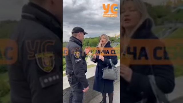Украинские полицаи в Киеве задержали женщину за то, что она включала песню "День Победы" смотреть онлайн
