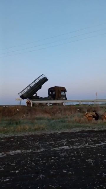 Первые кадры работы Северокорейской РСЗО М-1991 ВС РФ по позициям всу где-то на фронте.