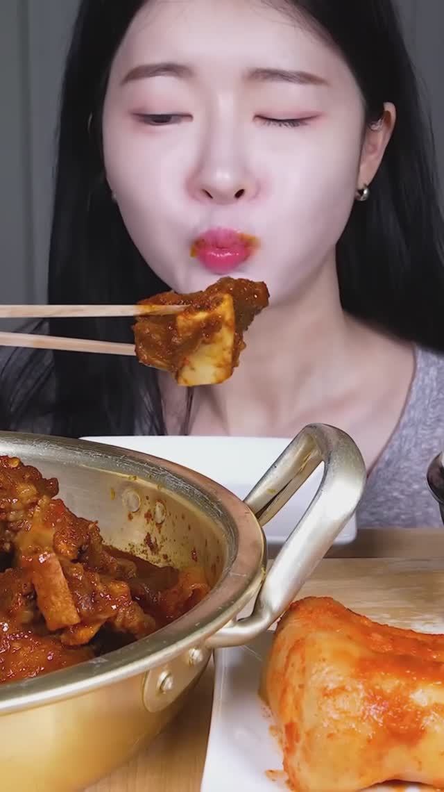 МУКБАНГ: ОСТРЫЕ РЕБРЫШКИ ПО-КОРЕЙСКИ смотреть онлайн