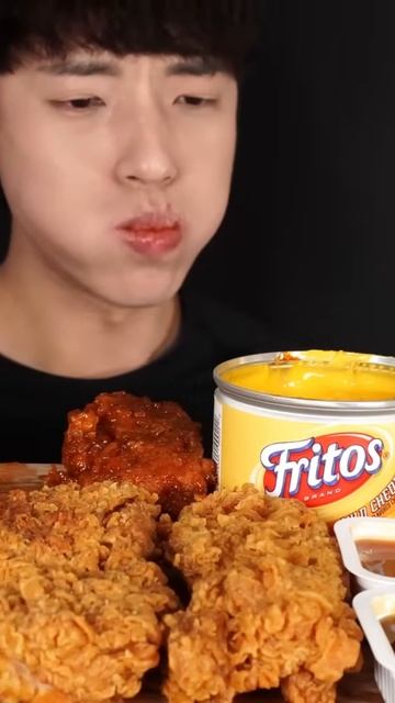 МУКБАНГ: КУРИЦА KFC + СЫРНЫЙ СОУС смотреть онлайн