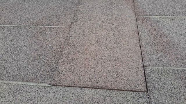 Плита мощения шатается в покрытии!  Разбираемся в причинах.