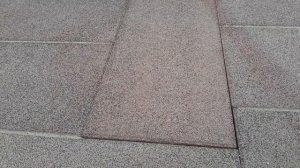 Плита мощения шатается в покрытии!  Разбираемся в причинах.