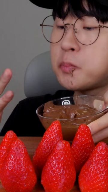 МУКБАНГ: КЛУБНИКА С НУТЕЛЛОЙ И СЛИВКАМИ смотреть онлайн