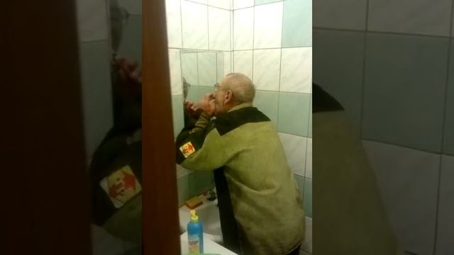 вырывает зуб посатижами смотреть онлайн