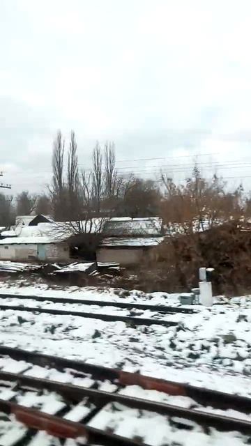 Городская окраина из окна вагона железнодорожного по? смотреть онлайн
