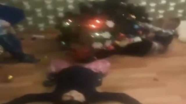 Тот неловкий момент когда упала ёлка Прямо на меня😂😂😂😂 смотреть онлайн