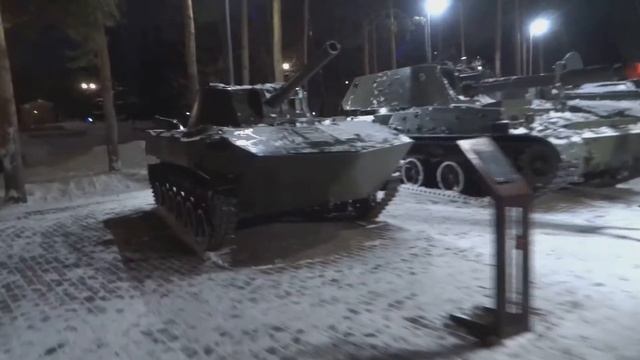 russia россия город уфа парк победы вечером .техника танки и др вечный огонь черниковка 26 11 2022 смотреть онлайн