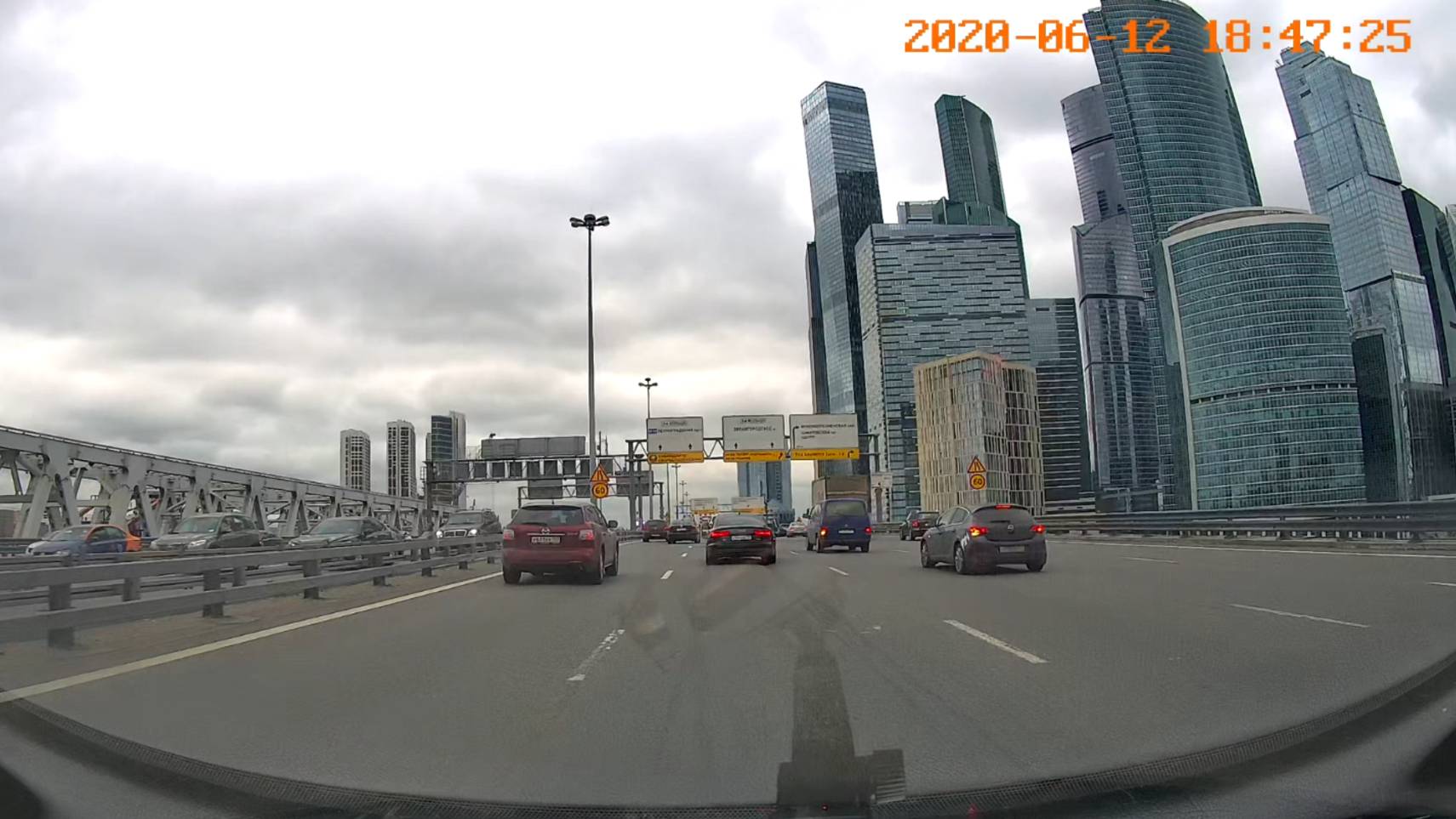 Москва Сити и Звенигородское шоссе. Катаемся на "Опель Омега Б" в июне 2020 года смотреть онлайн