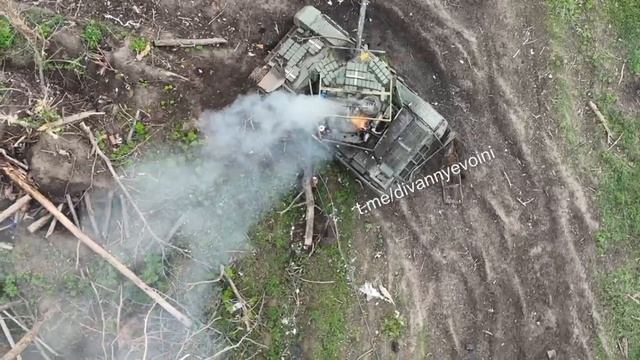 Добивание сбросами украинского Т-72ЕА в Серебрянском лесничестве. смотреть онлайн