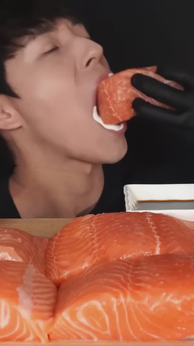 МУКБАНГ: СВЕЖИЙ ЛОСОСЬ СО СЛИВОЧНЫМ СОУСОМ смотреть онлайн