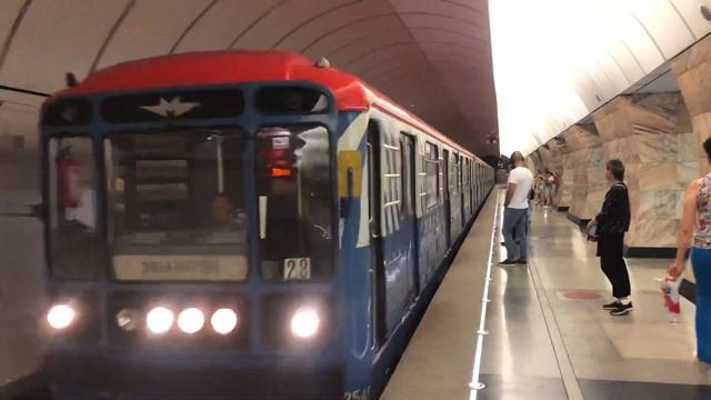 81-717/714.5М Перекраска Московский транспорт На станции Бутырская смотреть онлайн