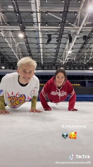 Евгения Медведева и Даня Милохин отдыхают на перерыве