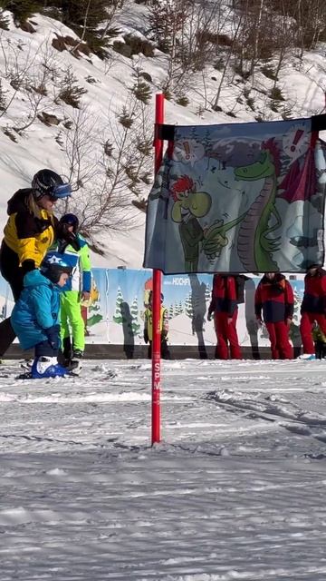 Лев в 3 годика учится кататься на лыжах  #ski #skischool