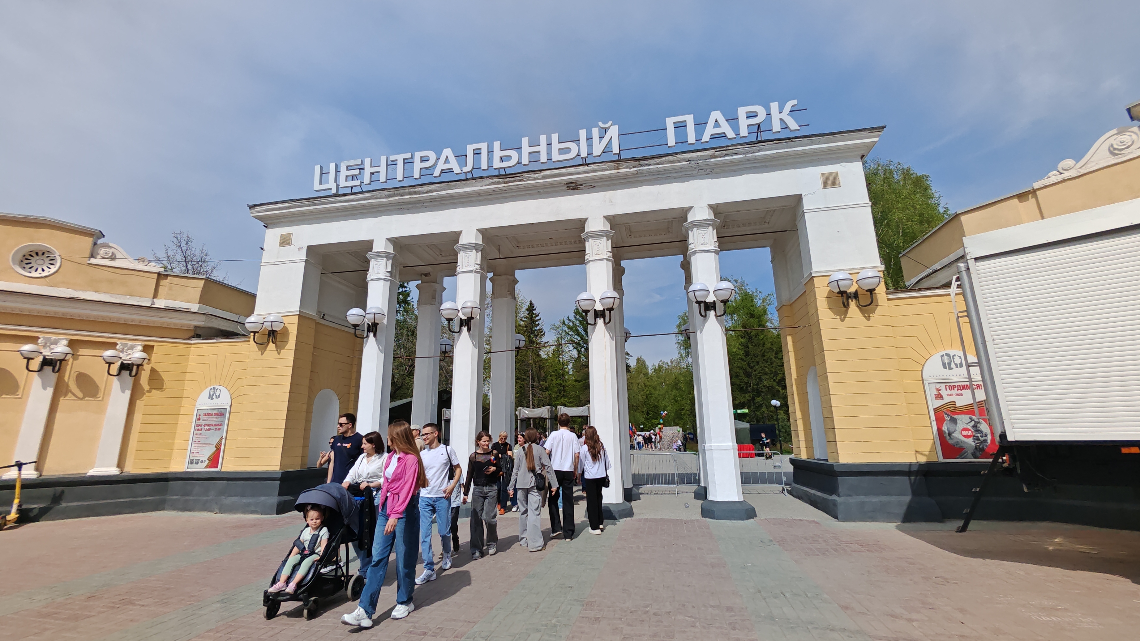 Новосибирск, Центральный парк, выставка авто времён СССР. 9.05.2025. смотреть онлайн