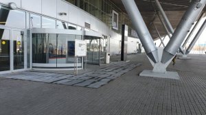 На парковке аэропорта Курумоч Самара. Второй день сам?