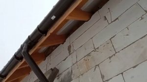 Решил закрыть и утеплить пространство между крышей и стеной. | 🍀 Строю САМ