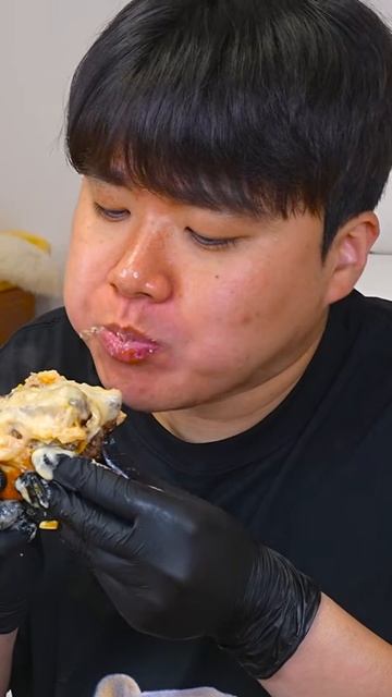 МУКБАНГ: ДОМАШНИЙ КОРЕЙСКИЙ БУРГЕР смотреть онлайн