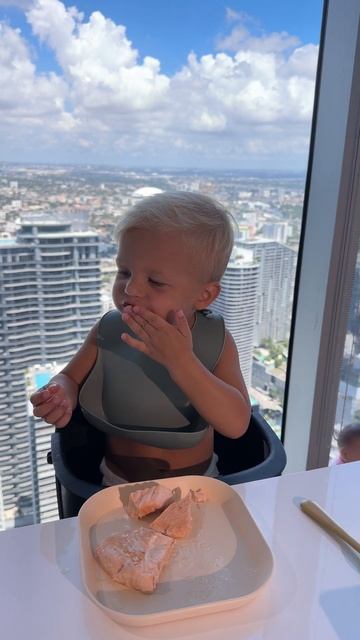 Милый малыш Дэвид ест лосося. Видео как ребенок ест! смотреть онлайн