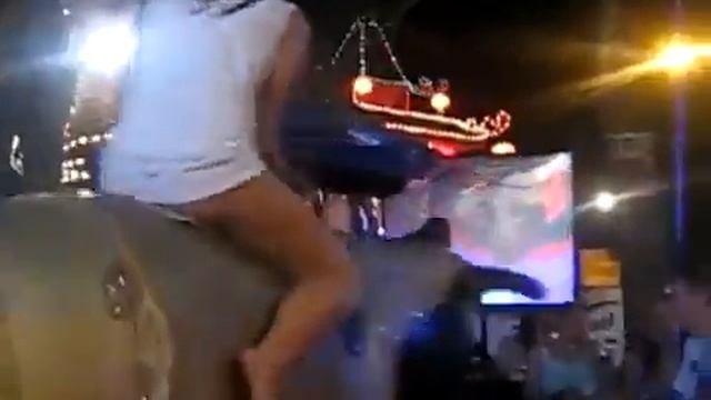 Девушка на быке