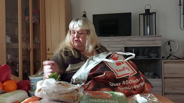 ГЕРМАНИЯ🇩🇪.УКРАИНСКИЕ🇺🇦БЕЖЕНЦЫ.ПЕРВЫЙ ТАФЕЛЬ В НОВОМ ГОДУ🍞🥔🍎🍇🫑.ПОРАДОВАЛ? смотреть онлайн