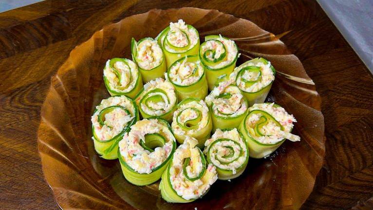 Беру огурцы и яйца готовлю аппетитную закуску под названием роллы смотреть онлайн