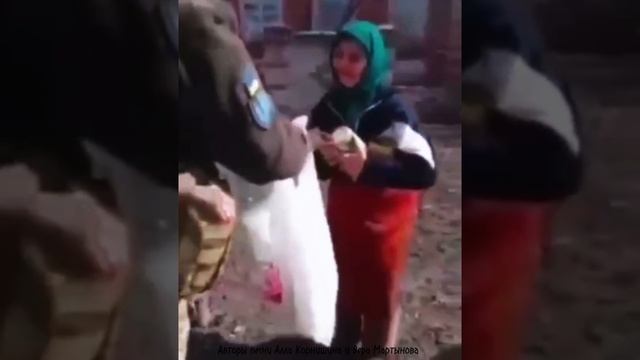 "ОНА СТОЯЛА, КАК РОССИЯ"_"Бабушка с флагом СССР, встретившая бандеровцев ." клип трогающий до слёз. смотреть онлайн