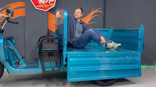 Поднимаем человека в кузове электроскутера Rockwild Cargo Max