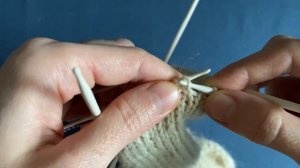 Показываю, в чем разница вязания лицевых петель за переднюю и заднюю стенки