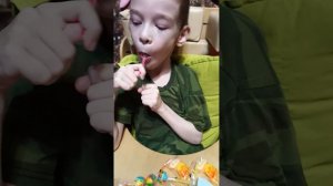 Даниль Распаковывает вкусные конфеты из КИТАЯ