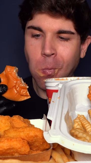 МУКБАНГ: БУРГЕР С ОСТРЫМ СОУСОМ смотреть онлайн