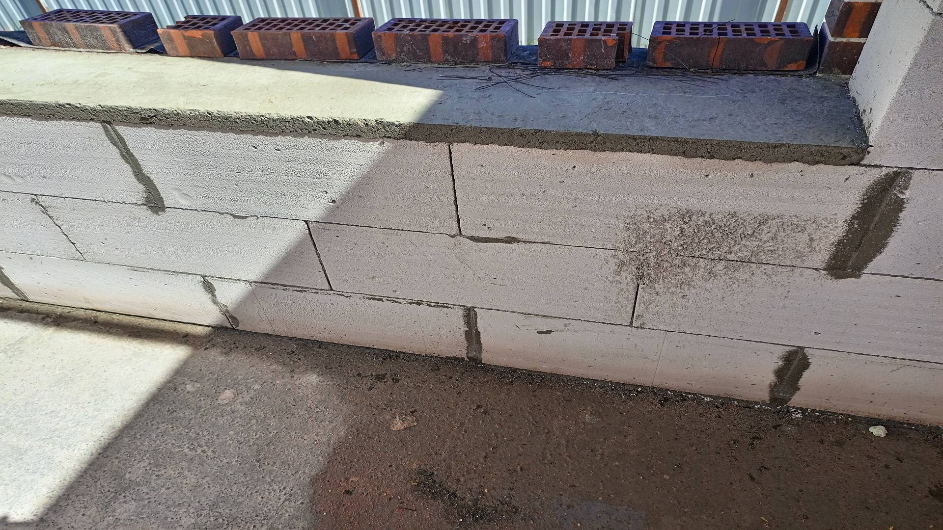 Как подготовить основание перед установкой подоконника на строительном объекте?