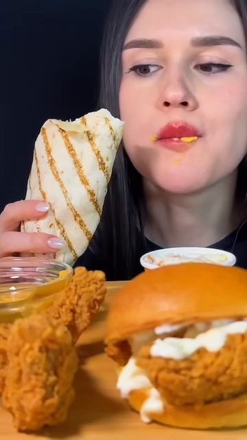 МУКБАНГ: РОЛЛ С ХРУСТЯЩЕЙ КУРИЦЕЙ смотреть онлайн