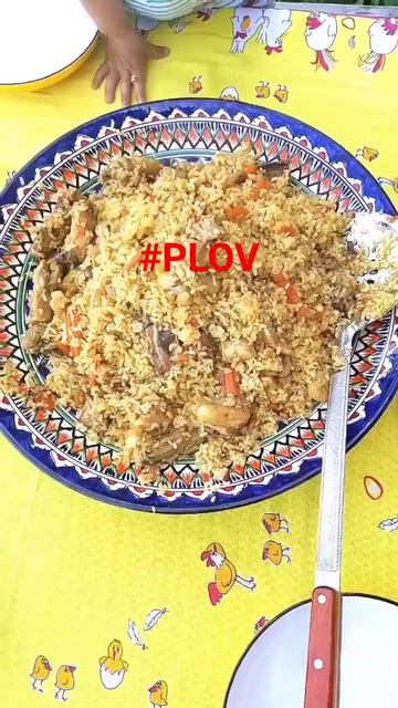 ПЛОВ ЕДЯТ РУКАМИ 🫕 #shorts #plov #плов #казан смотреть онлайн