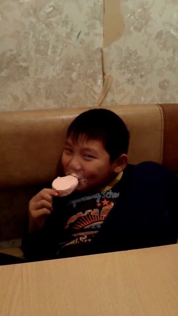 братишка ест мороженое смотреть онлайн