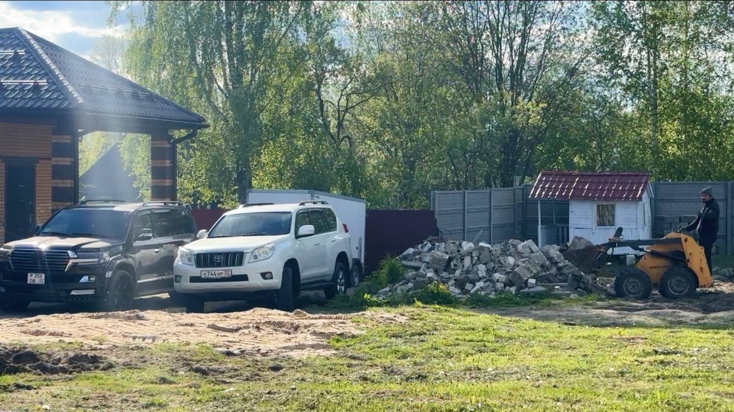 Отсыпаем участок своими силами. Вывозим горы мусора. Стройка продолжается. Жизнь простых людей. смотреть онлайн
