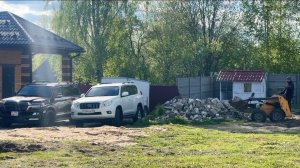 Отсыпаем участок своими силами. Вывозим горы мусора. Стройка продолжается. Жизнь простых людей.