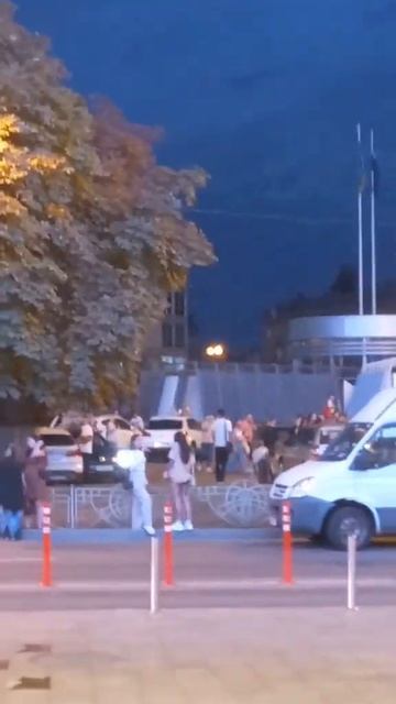 ОГРОМНОЕ КОЛИЧЕСТВО ЛЮДЕЙ В ЦЕНТРЕ СЕЙЧАС 😱 КИЕВ смотреть онлайн