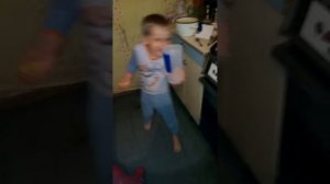 Издеваюсь над ребенком....