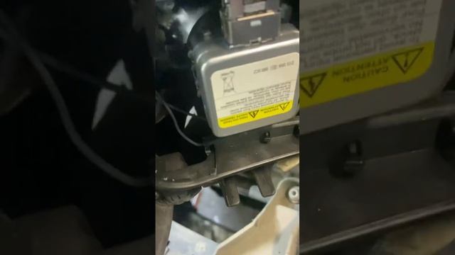 Ауди Q7 2007 год. Замена ламп ближнего/дальнего света фар. смотреть онлайн