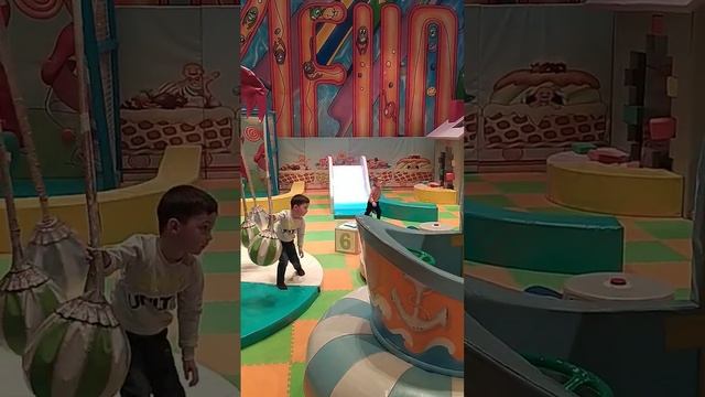 Вика и Лиза в развлекательном центре