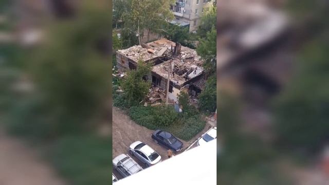 В Саратове по развалинам барака прыгают подростки, растет свалка с крысами смотреть онлайн