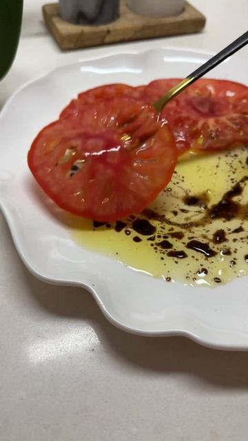 Легкая закуска которая порадует нежданных гостей! #томаты #моцарелла #соуспесто смотреть онлайн
