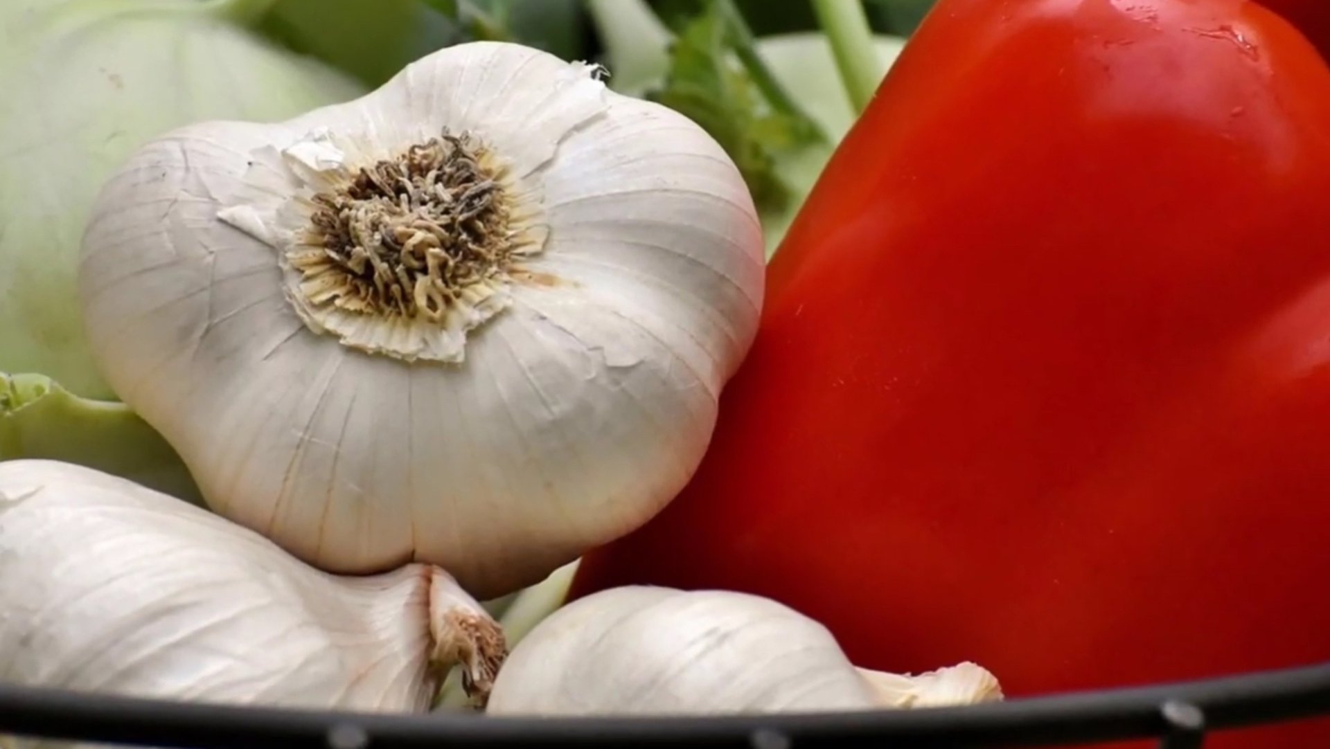 КАК употреблять чеснок для Большей ПОЛЬЗЫ.  Польза чеснока. Чеснок - АНТИБИОТИК.