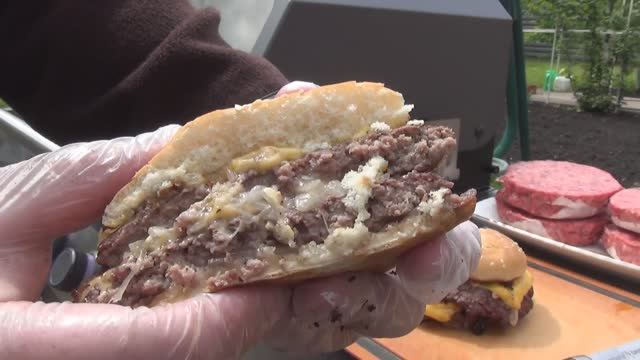 БУРГЕР "ОКЛАХОМА" С ЖАРЕНЫМ ЛУКОМ В ГАЗОВОМ ГРИЛЕ PRIMELINER! КЛАССИКА!) смотреть онлайн