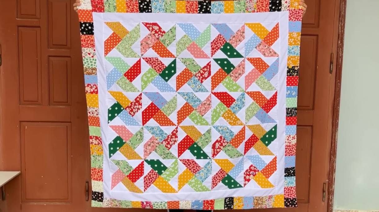 Как сшить лоскутное одеяло, которое потрясающе смотрится только с полосками и квадратным | Свободным смотреть онлайн