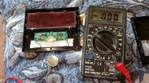 Батарейку спрятали в сварочной маске.